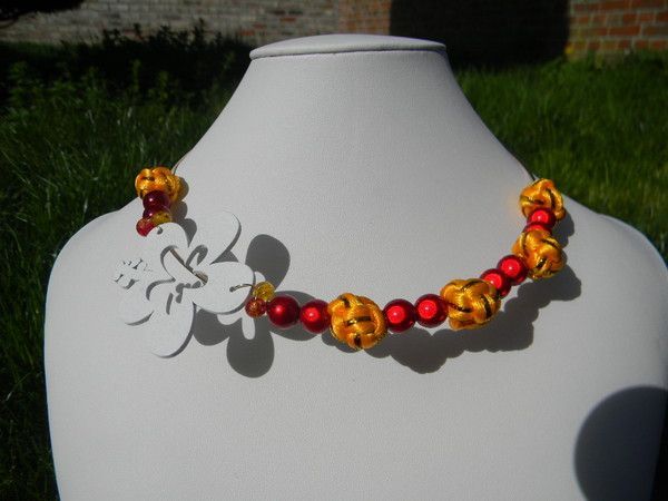 Collier fantaisie, ras du cou, perles en tissu